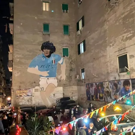 I Cenni Di * نابولي